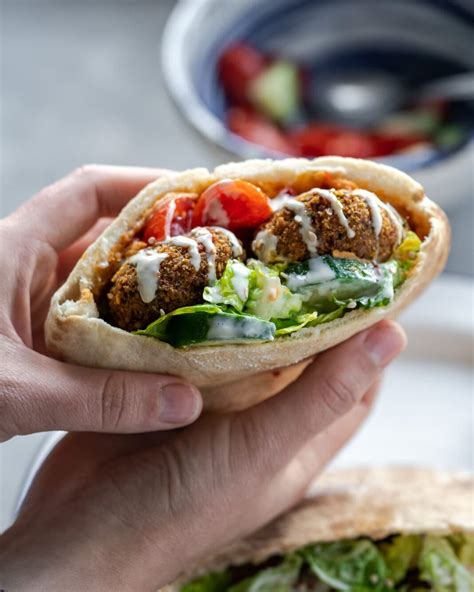 How many protein are in falafel pita sandwich - calories, carbs, nutrition